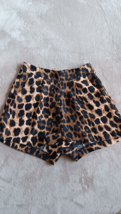 Къси леопардови панталони