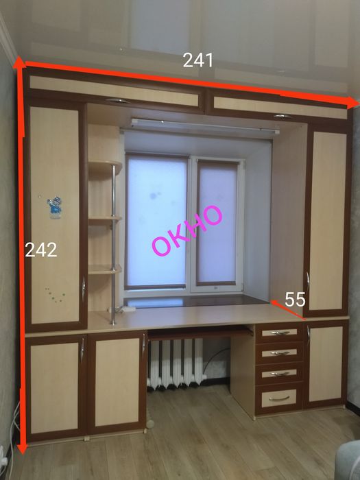 Большой, вместительный шкаф.