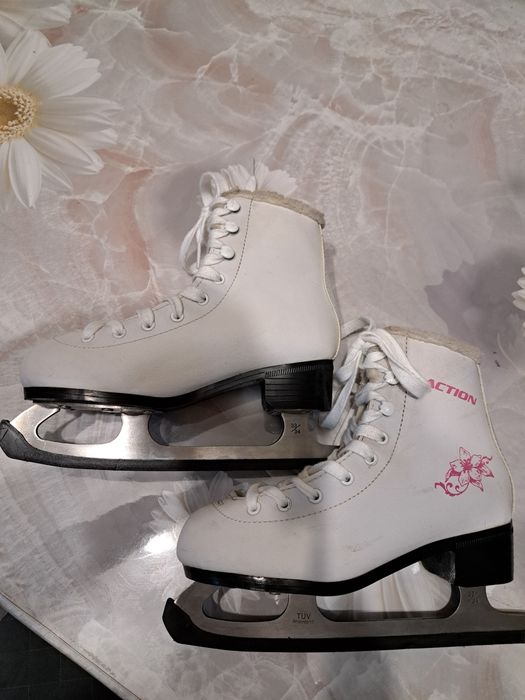 Продам коньки фигурные размер 33-34