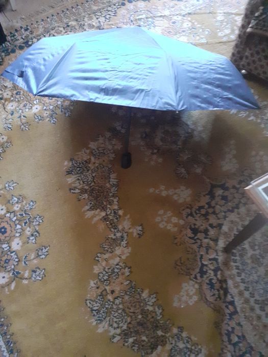 Vând 2 umbrele cu deschidere automata