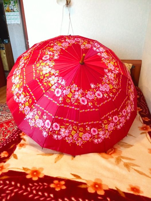 Продаеца семеиныи зонт