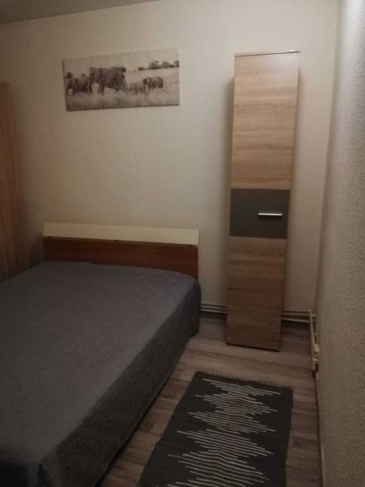 Vand apartament 3 camere, decomandat, zona Centrala, etaj 1, bloc 4 etaje.