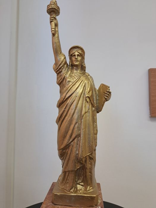 Satuia Libertatii, bronz cu marmura, 800 lei