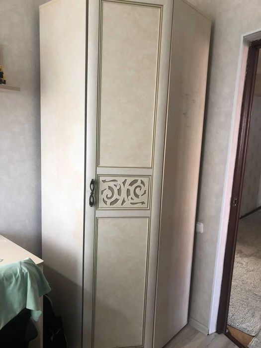 Шкаф угловой и стол письменный