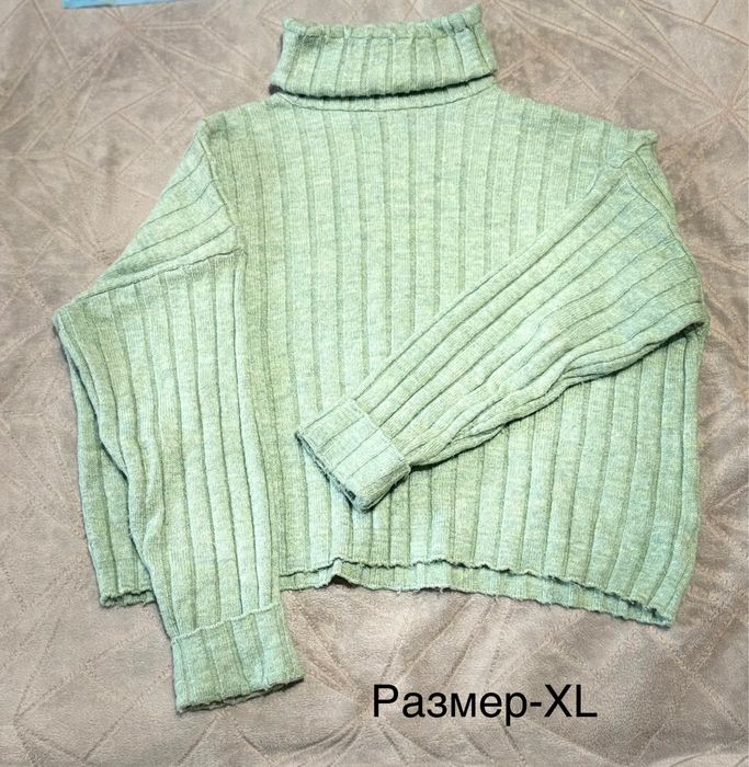 Женская одежда, разного размера.