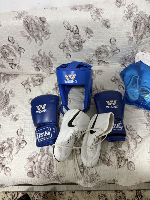 Поодаю все за 15 к почтый все новый шлем L перчатки 12oz боксерки 39