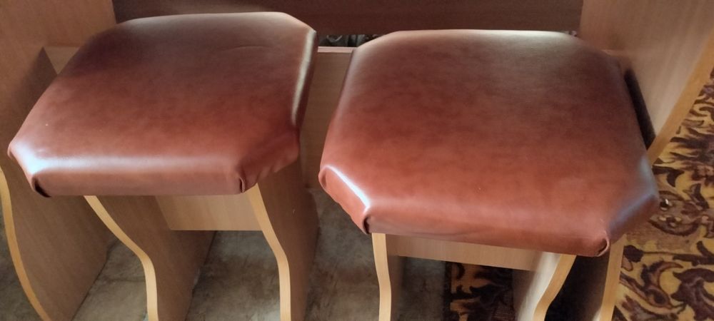 Зона с столом и 4 стульями