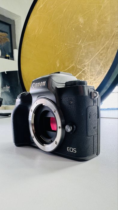 Aparat Canon EOS M5