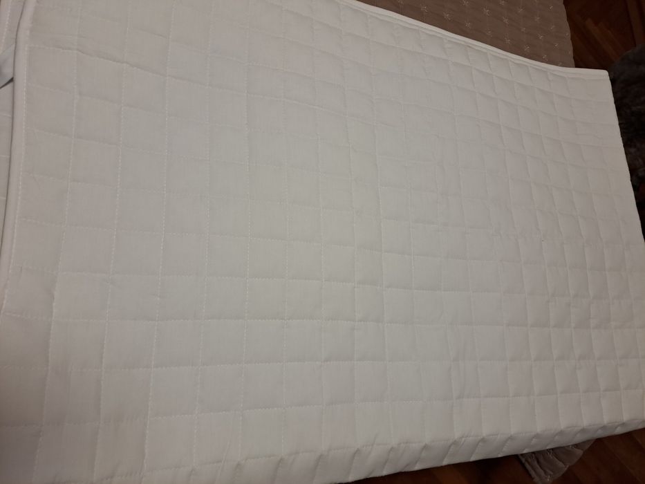 Надматрачна постелка протектор за легло