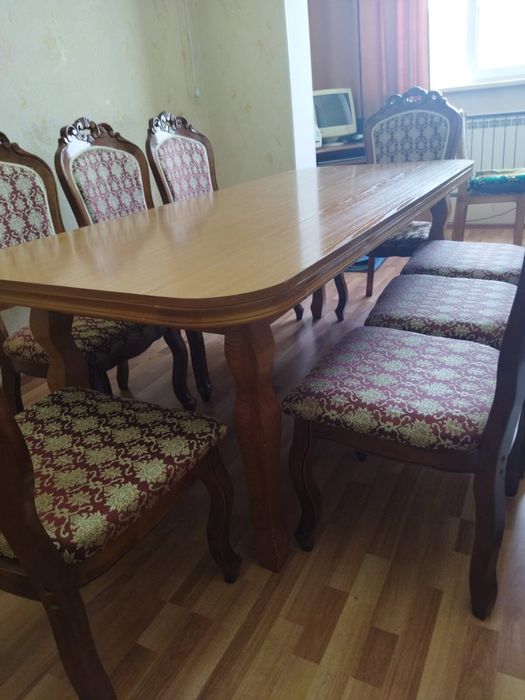 Стол и 8 стуля в гостиннцю