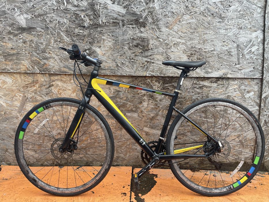 Bicicleta implicit frane pe disc hidraulice roti 28” cadru aluminiu