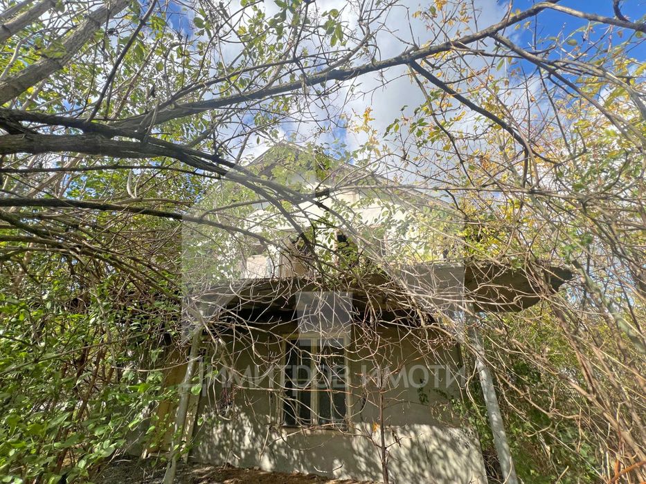 Продава вила на два етажа с дворно място 670 кв.м. в с. Зайчино ореше.