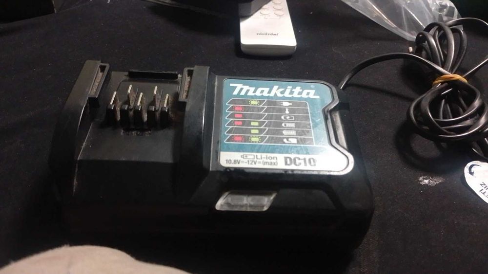 продавам Стандартно зарядно устройство Makita DC10WD, 10-12 V