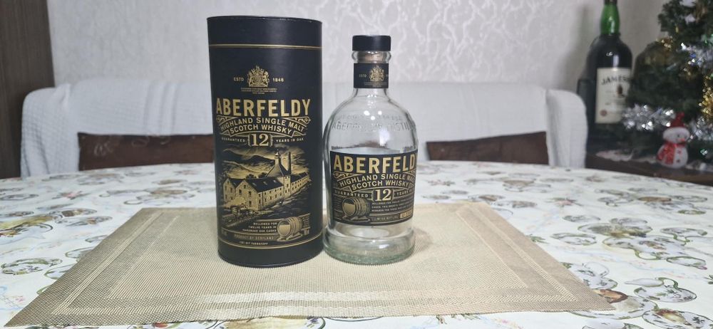 Продавам дублиращи ботилки от уиски празни