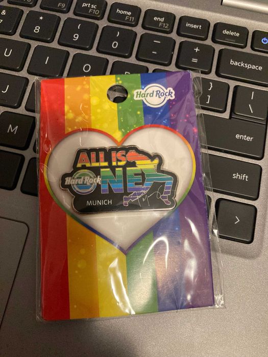 Insigne Hard Rock Cafe diverse si Freddie Mercury