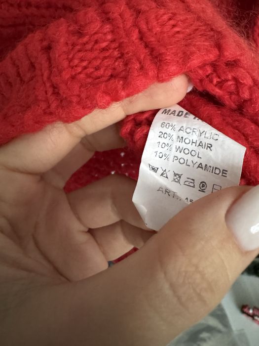 Вълнен червен пуловер