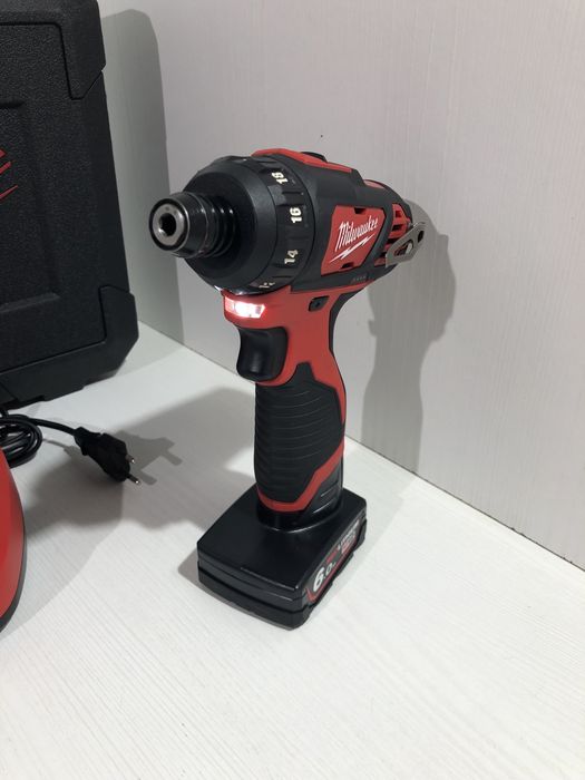 Milwaukee M12 cu bit pentru însurubat