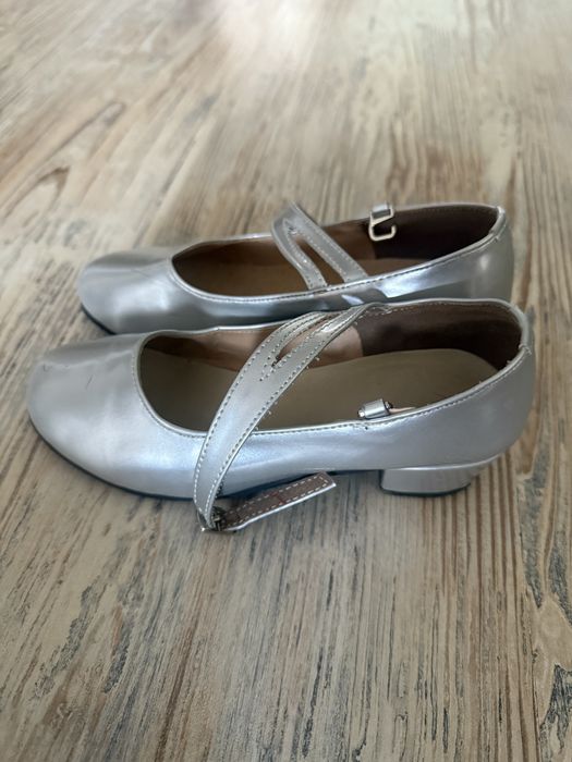 продаются туфлии