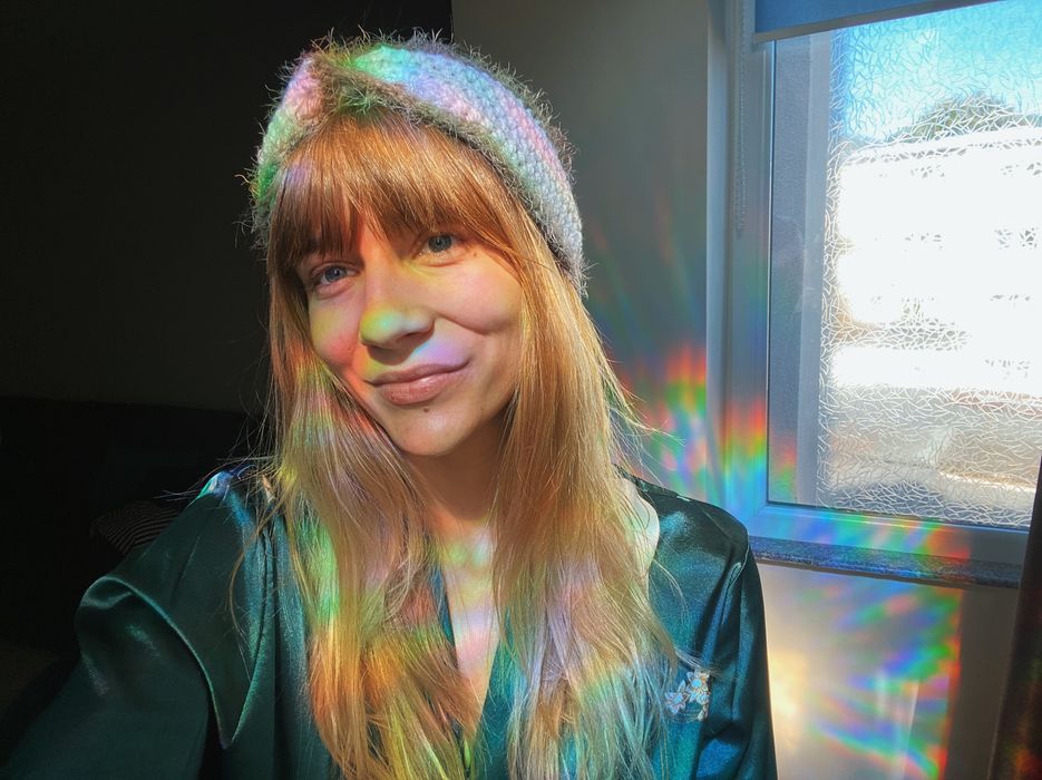 Bentita alba cu puf maro