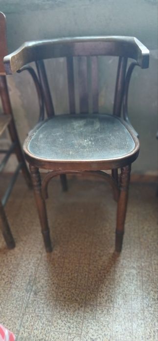 Стари дървени столове