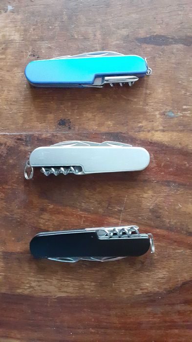 ножче джобно тип швейцарско с много остриета