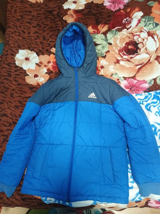 Vând geaca adidas