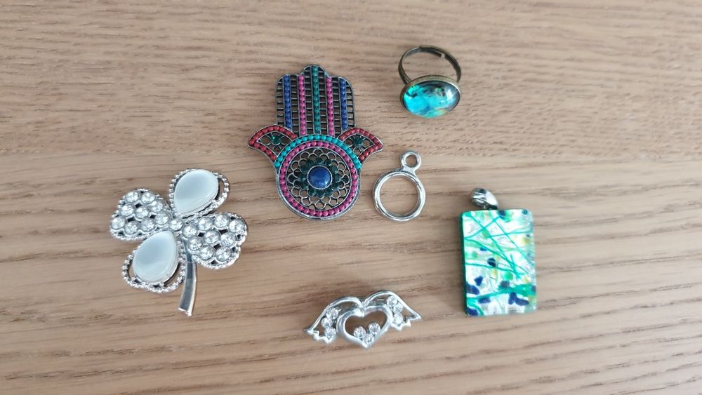 6 pandantive, brose, inel, in stare buna