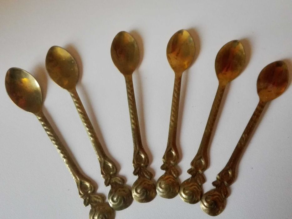 Емайлирана тенджера , чаени лъжички и щипка за скара.