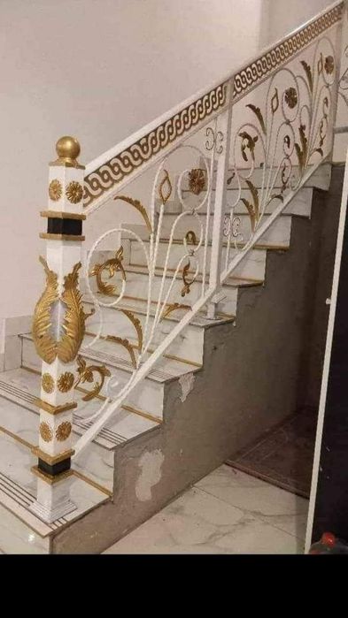 Balustrada, porți, panouri de gard din fier forjat și tablă decupată.