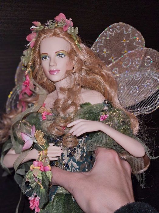 Продавам красива порцеланова кукла