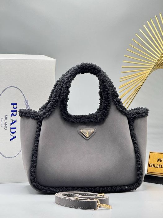 Geanta Prada noua !!! Dimensiuni 35/20 !!!