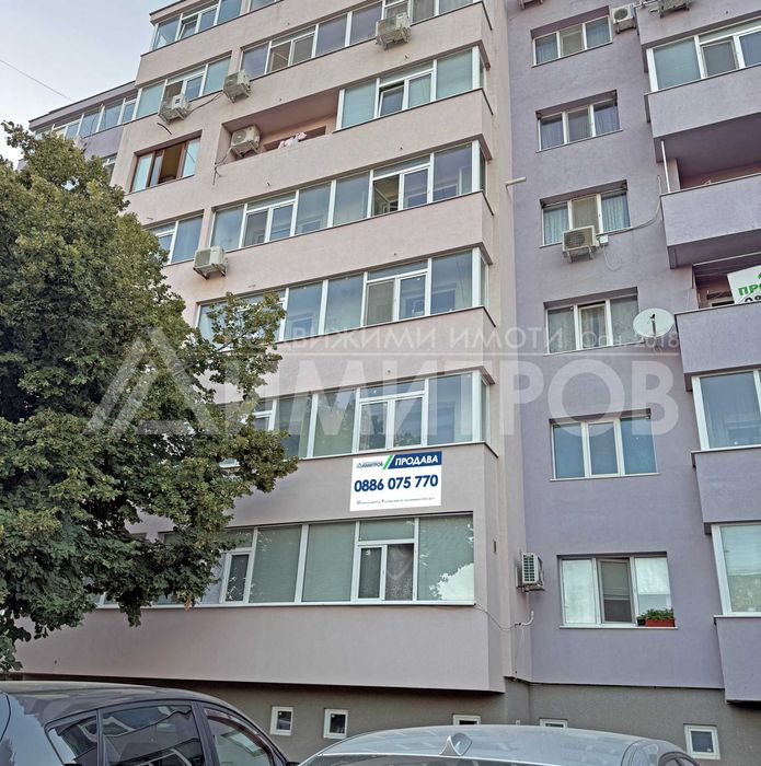 Продава гарсониера 40 м2. в гр. Нови пазар, Бялата чешма. САНИРАН жилищен блок. Нисък етаж.