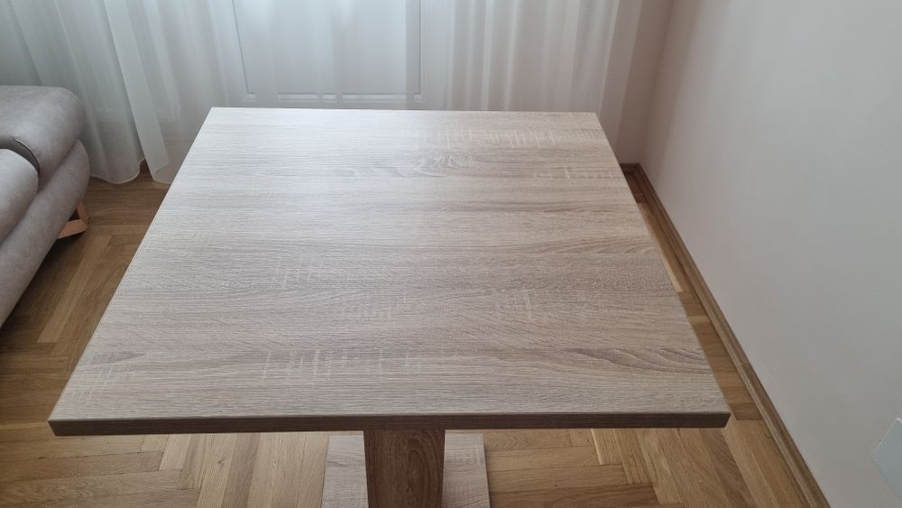 Vând masă 69x68x64