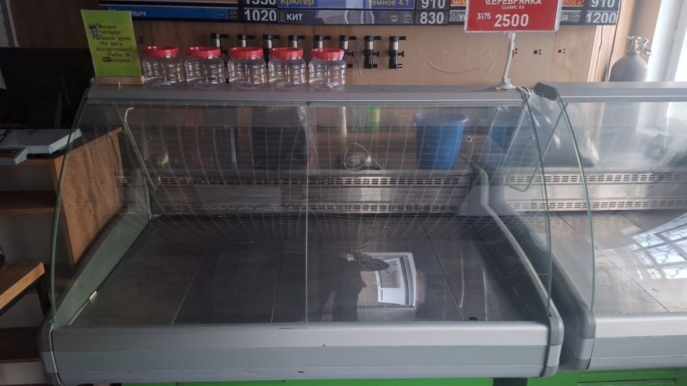 Стелаж. Барная стойка.  Холодильник.  Моноблок.