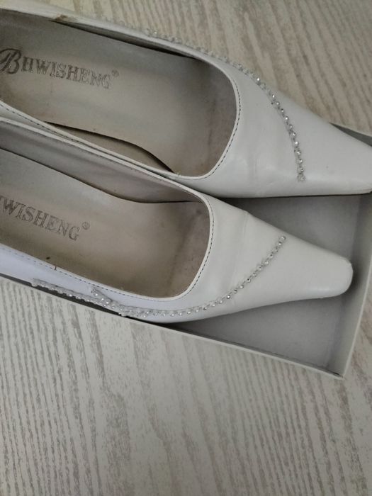 Продам белые туфли