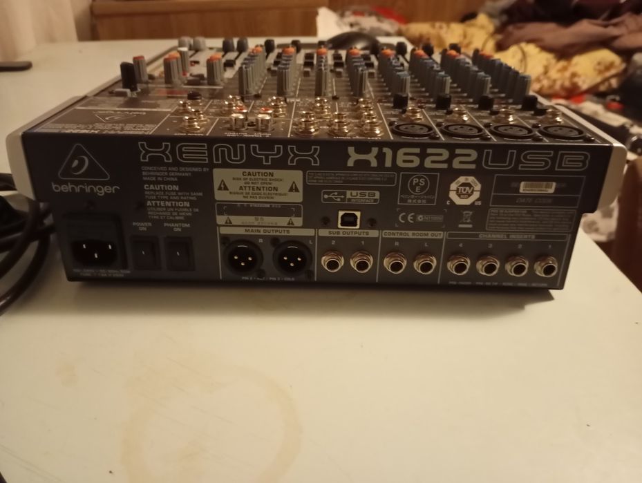 Se vinde mixer Behringer xenyx x 1622 usb