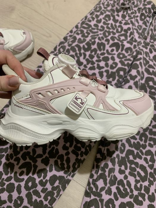 Продам кроссовки и джинсы (новые)