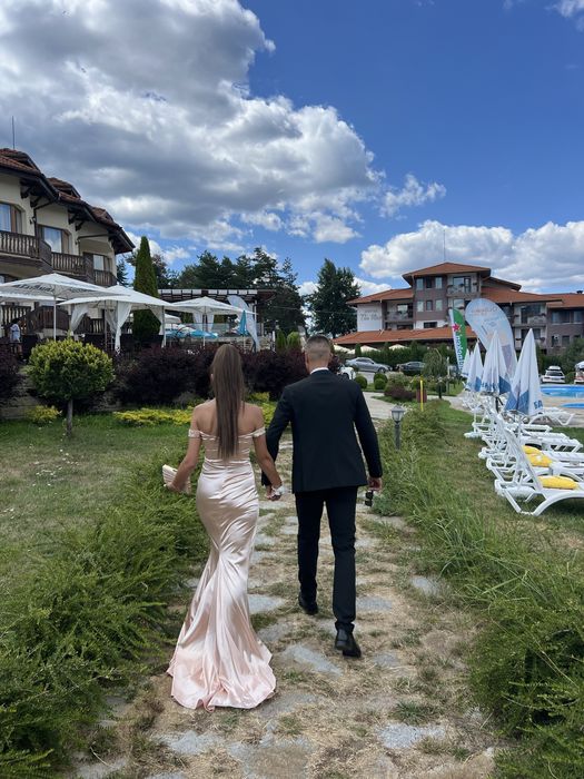 Сатенена дълга рокля