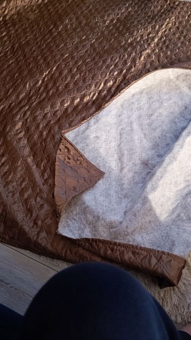 Cuvertura maro ca si noua