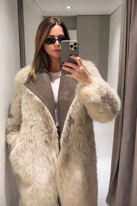 Palton blana Zara cu doua fețe viral nou cu eticheta