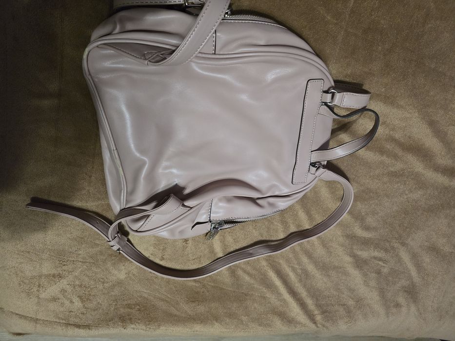 Страхотна раница Guess