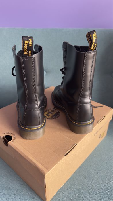 Боти Dr Martens.