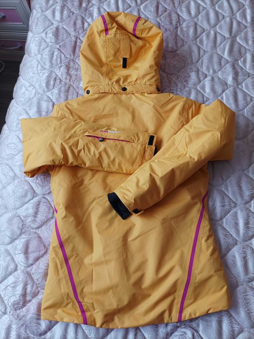 Яке за ски за млада дама