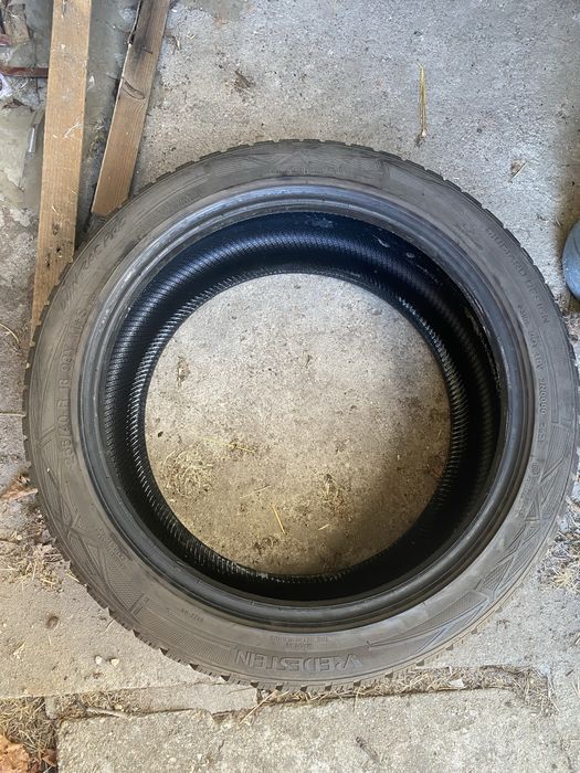 255/40/18 Vredestein