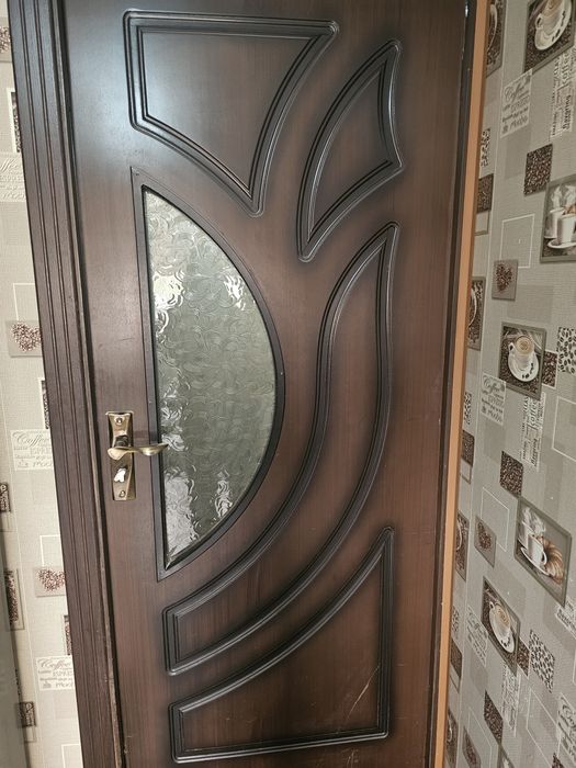 Продаются межкомнатные двери, две ванна и туалет и три для комнат