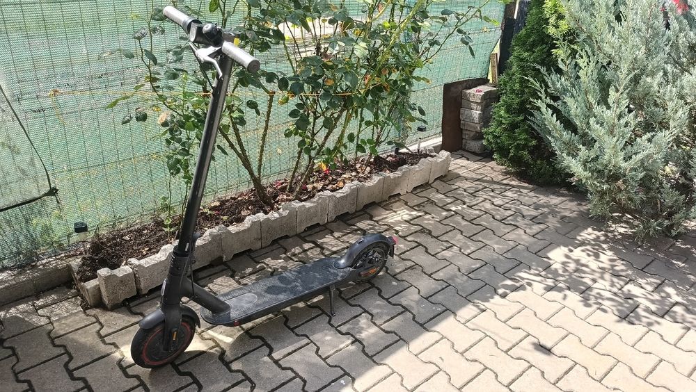 Trotineta electrica Xiaomi Mi Electric Scooter Pro 2, putere motor 300 W, autonomie max. 45 Km, viteza maxima 25 Km/h, Negru