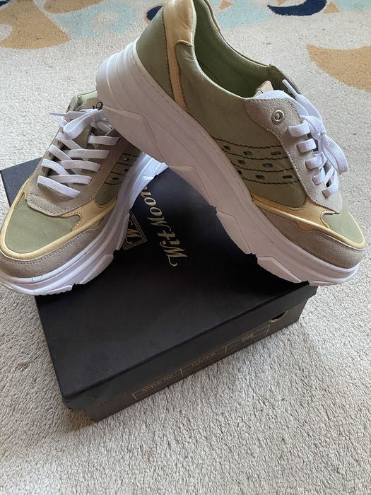 Кроссовки женские