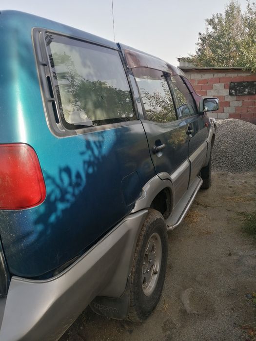 Автомобиль нисан мистраль