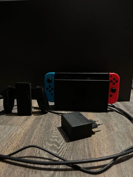Nintendo switch 1 cu o consola.