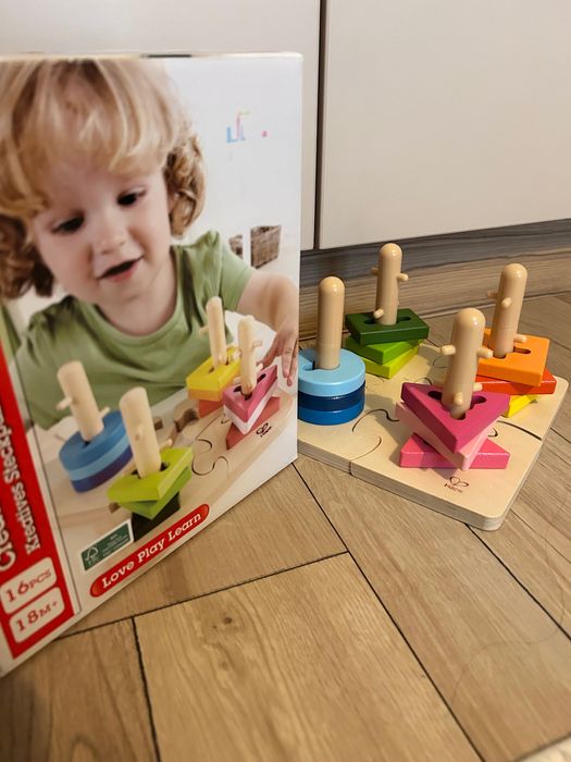 Дървен пъзел HaPe International - с фигури за нанизване